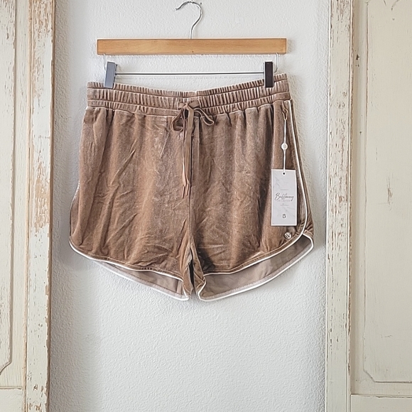Buffbunny Collection NWT, in Champage velour Disco shorts women's size medium - Picture 3 of 12